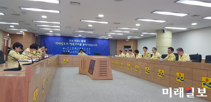 전라남도가 6일 도청 정철실에서 박병호 행정부지사 주재로 도와 시군 부단체장 영상회의를 열고 시급히 추진해야 할 주요현안을 중점점검하고 대책을 함께 논의했다. / 사진=전남도 제공