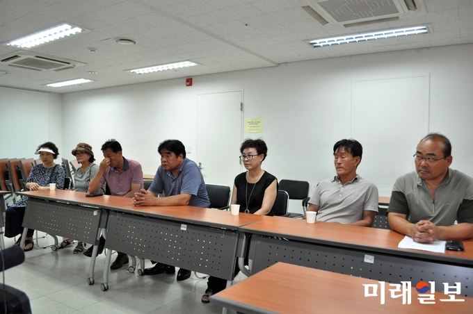 지난 3일 오후 서울 목동소재 사단법인 한국예술문화단체총연합회 회의실에서 예술인센터 임차인 피해자 모임 회원들이 기자회견을 하고 있다./사진=장건섭 기자