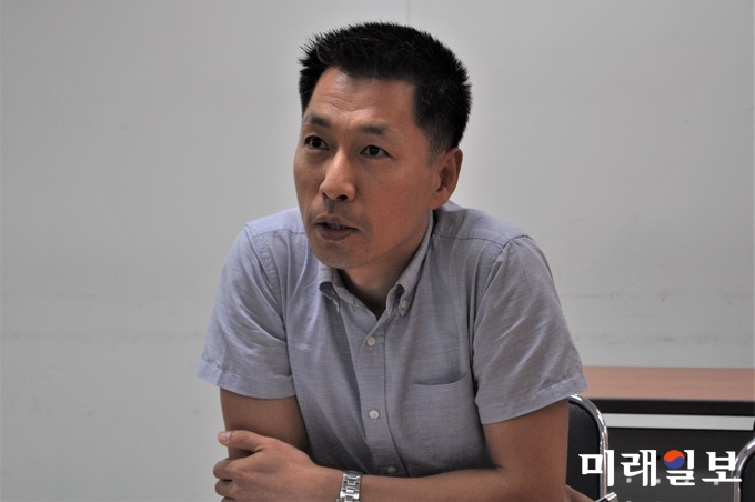 지난 3일 오후 서울 목동소재 사단법인 한국예술문화단체총연합회 회의실에서 한국예총 김현수 기획정책보부 실장이 취재진의 질문에 대답하고 있다./사진=장건섭 기자