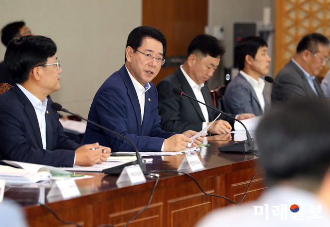 김영록 전남지사가 7일 오전 도청 서재필실에서 실국장 정책회의를 주재하고, 한전공대 설립 지원특별법을 제정해 정부, 시.도, 정치권이 함께 나서야 한다고 말했다. / 사진=전남도 제공