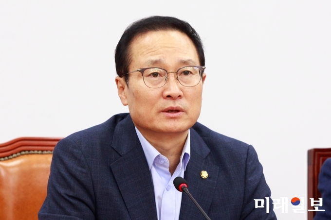 홍영표 더불어민주당 원내대표가 9일 오전 국회에서 열린 정책조정회의에서 모두 발언하고 있다./사진=장건섭 기자