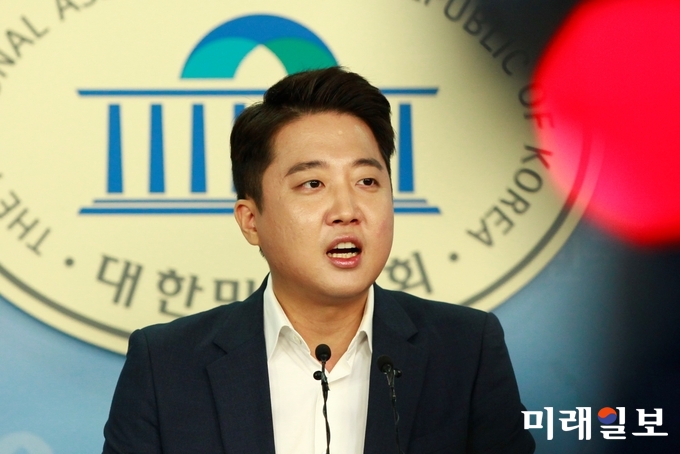이준석 바른미래당 서울시당 노원병 당협위원장이 9일 오전 서울 여의도 국회 정론관에서 당대표 출마 선언 기자회견을 하고 있다. /사진=장건섭 기자