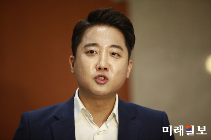 이준석 바른미래당 서울시당 노원병 당협위원장이 9일 오전 서울 여의도 국회 정론관에서 당대표 출마 선언 기자회견 직후 취재진을 질문에 대답 하고 있다./사진=장건섭 기자