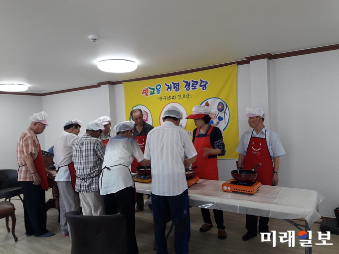 광주 서구 화정4동에 위치한 방구경로당이 지역주민과 함께 문화, 교양, 취미활동 등을 공유하는 커뮤니티 공간으로 탈바꿈했다. / 사진=서구청 제공