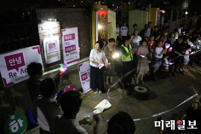 광주 광산구 월곡1동 자원봉사캠프가 8일 저녁 금호타운과 한성아파트 사잇길에 ‘태양광 안심 보행등’을 설치하고 점등식을 열었다. / 사진=광산구 제공