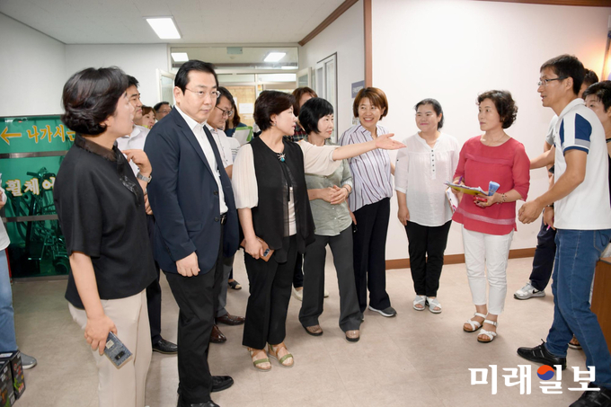 광주시의회 환경복지위원회가 9일 광주 하남종합사회복지관을 방문하여 폭염취약계층에 대한 실태점검을 하고 있다. / 사진=광주시의회 제공