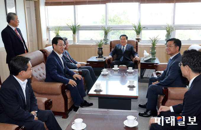 김영록 전남지사가 9일 국제와이즈멘 여수세계대회에 참석한 문희상 국회의장을 만나 여수세계박람회장 컨벤션센터 건립, 기후변화 대응 농업연구단지와 에코생태식물공원 조성, 한전공대 설립 등 15개 핵심 사업에 대한 국회 차원의 지원을 건의했다. / 사진=전남도 제공