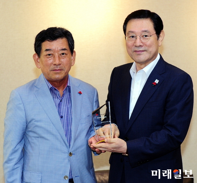 이용섭 광주광역시장이 9일 오전 시청 3층 접견실에서 한상원 광주사회복지공동모금회 회장으로부터 ‘사회복지공동모금회 명예회장 추대패’를 전달받은 후 기념촬영을 하고 있다./사진=광주시 제공
