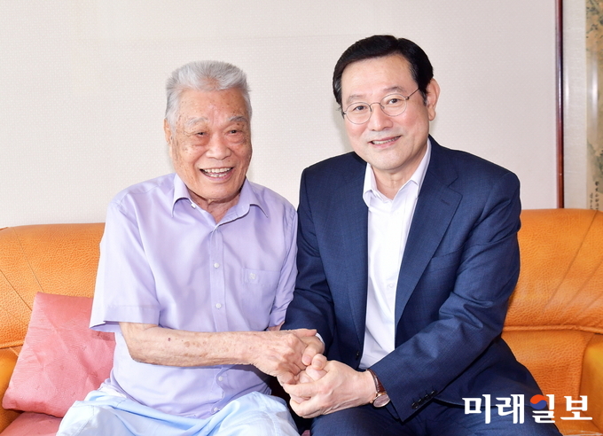 이용섭 광주광역시장이 제73주년 광복절을 앞두고 9일 오후 남구 봉선동에 거주하는 독립운동 애국지사 노동훈(91세) 옹 자택을 방문해 쾌유를 빌고 위로했다./사진=광주시 제공