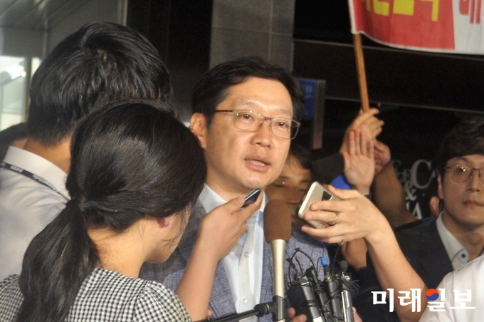 '드루킹' 일당의 댓글 공작에 연루된 의혹을 받고 있는 김경수 경남도지사가 7일 새벽 서울 서초구 허익범 특검 사무실에 피의자 신분으로 조사를 받은 후 귀가하던 중 취재진의 질문을 받고 있다./사진=장건섭 기자