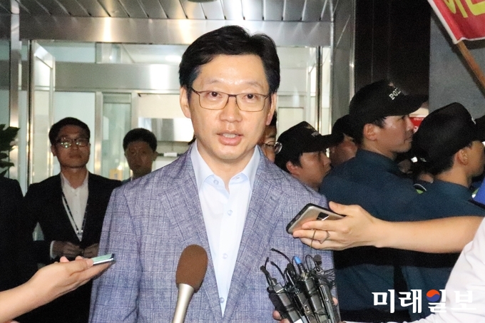 '드루킹' 일당의 댓글 공작에 연루된 의혹을 받고 있는 김경수 경남도지사가 7일 새벽 서울 서초구 허익범 특검 사무실에 피의자 신분으로 조사를 받은 후 귀가하던 중 취재진의 질문을 받고 있다./사진=장건섭 기자