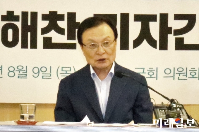 이해찬 더불어민주당 당대표 후보가 9일 오후 국회 의원회관에서 열린 기자간담회에서 질문에 답하고 있다./사진=이연종 기자