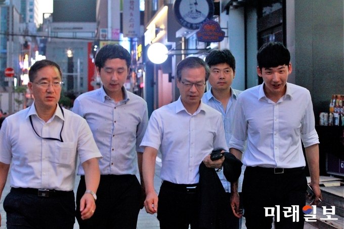 허익범 특별검사(가운데)가 10일 새벽 김경수 경남도지사의 2차 소환조사를 마친 후 서울 서초동 특검 사무실을 나와 귀가 하고 있다./사진=장건섭 기자