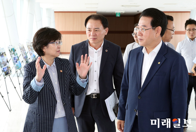 김은경 환경부장관과 김영록 전남도지사가 10일 오전 한국농어촌공사 영산강 하굿둑에서 영산강 물관리 실태를 점검하고, 수질개선을 위한 공동 협력방안을 논의했다. / 사진=전남도 제공