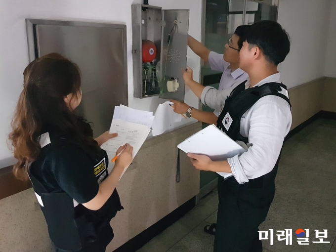 전남소방본부가 다중이용시설 등 인명피해 우려시설의 화재안전 특별조사를 벌이고 있다. / 사진=전남도 제공