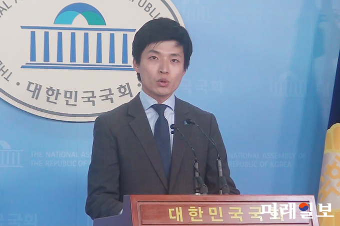정국진 더불어민주당 전 전국청년위원회 부대변인이 10일 오전 서울 여의도 국회 정론관에서 전국청년위원장 선거 출마 선언 기자회견을 하고 있다./사진=장건섭 기자