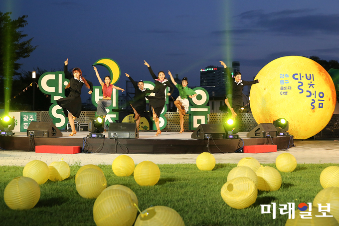 광주 동구가 지난 11일 옛 전남도청과 서석초등학교, 국립아시아문화전당 일원에서 개최한 ‘2018 하반기 문화재야행 달빛걸음’이 성황리에 막을 내렸다. / 사진=동구청 제공