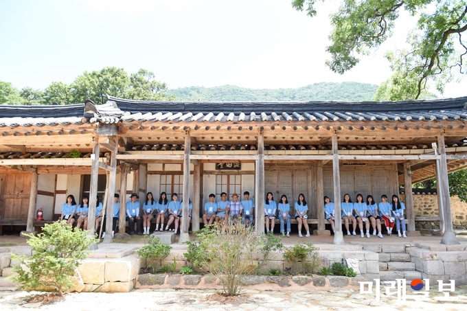 구례고와 문태중 학생들이 남도고택 해남 녹우당에서 시.서.화 선비정신이 빛나는 녹우당이라는 테마로 해남윤씨 역사, 인물 이야기를 듣고 녹우당과 고산유물전시관을 탐방했다. / 사진=전남도 제공