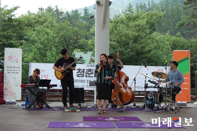 전남문화관광재단은 15일 목포 평화광장 야외무대에서 청년예술가와 도민이 함께하는 ‘청춘마이크’ 전남·광주권 썸머 페스티벌 ‘夜놀자~’를 개최한다. / 사진=전남도 제공 