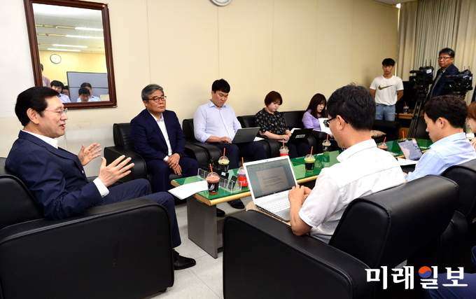 이용섭 광주시장이 광주시립미술관장에 연고주의를 배제한 최고의 미술관 전문경영인을 임명하겠다는 취지를 밝히고 있다. / 사진=광주시 제공