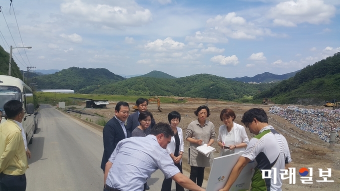 광주시의회 환경복지위원회가 13일 환경기초시설 5개소를 방문하여 시설과 운영실태를 점검하고 있다. 근무자들의 애로사항을 청취하고 꼼꼼하게 정리하고 있는 신수정 의원(오른쪽부터 3번째) 모습이 진정한 의정활동의 참 모습을 보여주고 있다. / 사진=광주시의회 제공