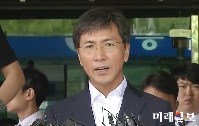 비서를 성폭행한 혐의로 고소당한 안희정(53) 전 충남지사가 14일 오전 서울 서부지법에서 열린 업무상 위력 등에 의한 간음 혐의 1심 선고공판에서 무죄를 선고 받고 법원을 나서고 있다./사진=이연종 기자