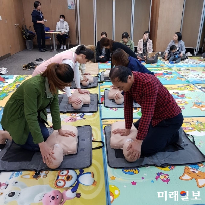광주 서구가 지역주민을 대상으로 운영중인 내가족, 이웃의 생명을 구하는 심폐소생술 교육이 인기를 끌고 있다. / 사진=서구청 제공
