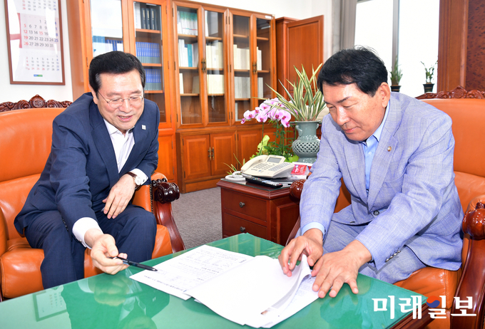 이용섭 광주광역시장이 안상수 국회 예산결산특별위원장을 면담하고 주요 현안사업에 대한 정부예산 반영을 건의했다. / 사진=광주시 제공
