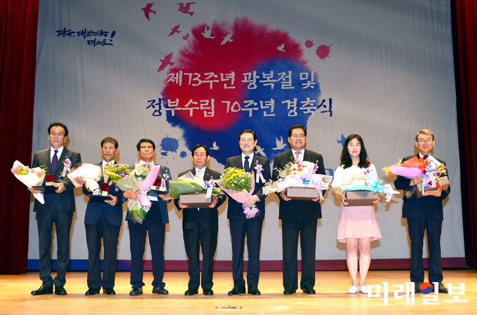 이용섭 광주광역시장은 15일 오전 시청 대회의실에서 열린 제73주년 광복절 경축식에 참석하여 독립유공자 및 나라사랑 유공자 표창을 한 후 기념촬영을 하고 있다. / 사진=광주시 제공