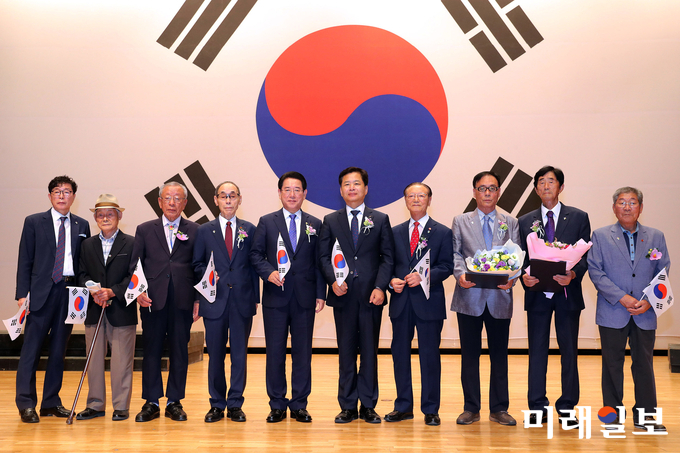 김영록 전남도지사가 15일 전남도청 김대중강당에서 열린 제73회 광복절 및 정부수립 70주년 경축행사에서 독립유공자 포상을 실시한 후 기념촬영하고 있다. / 사진=전남도 제공