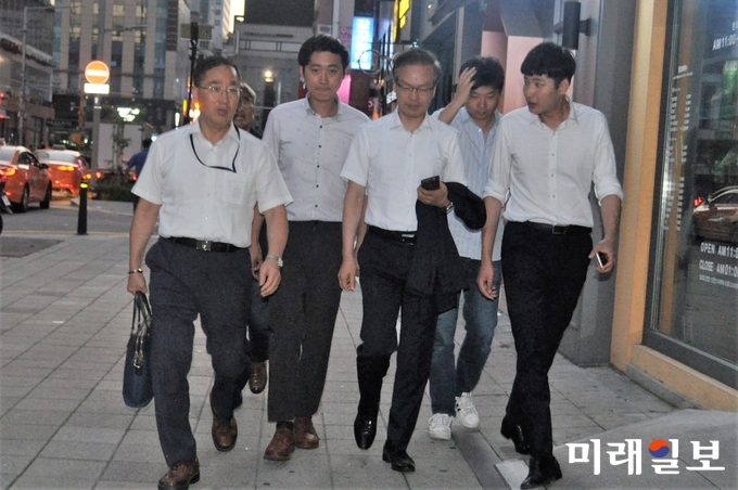 허익범 특별검사(가운데)가 지난 10일 새벽 김경수 경남도지사의 2차 소환조사를 마친 후 서울 서초동 특검 사무실을 나와 귀가 하고 있다./사진=장건섭 기자