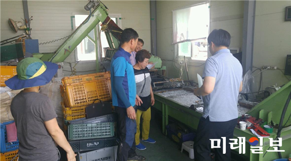 광주 서구가 이달 공공수역에 수질오염 물질을 직접 방류하는 폐수배출사업장을 대상으로 특별점검을 실시하고 있다. / 사진=서구청 제공