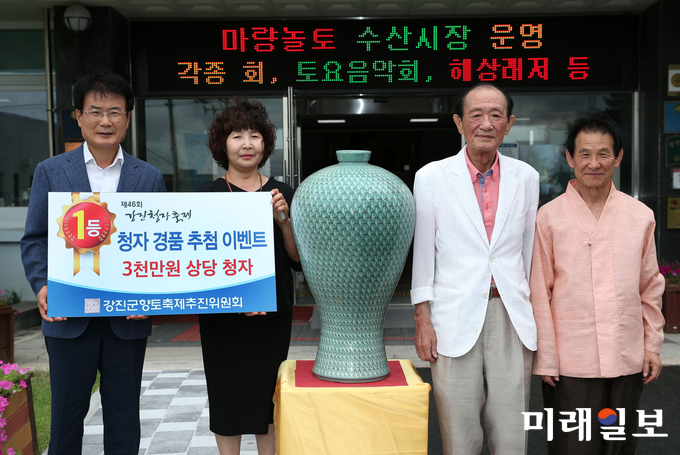 전남 강진군이 ‘청자판매 경품이벤트’1등 당첨자에게 경품 전달식을 진행했다. 왼쪽부터 이승옥 강진군수, 김길자씨, 김재정 강진군향토축제추진위원회 위원장, 청우요 윤윤섭 대표. / 사진=강진군 제공