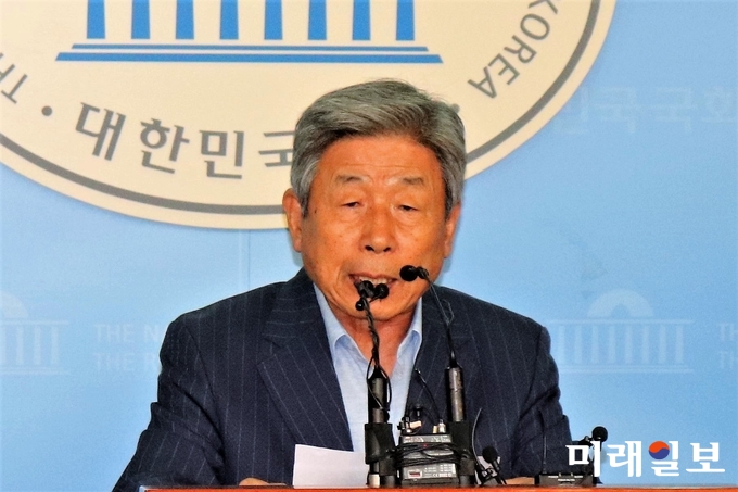 유인태 국회 사무총장이 16일 오후 국회 정론관에서 특수활동비 폐지와 관련한 입장을 발표하고 있다./사진=김정현 기자