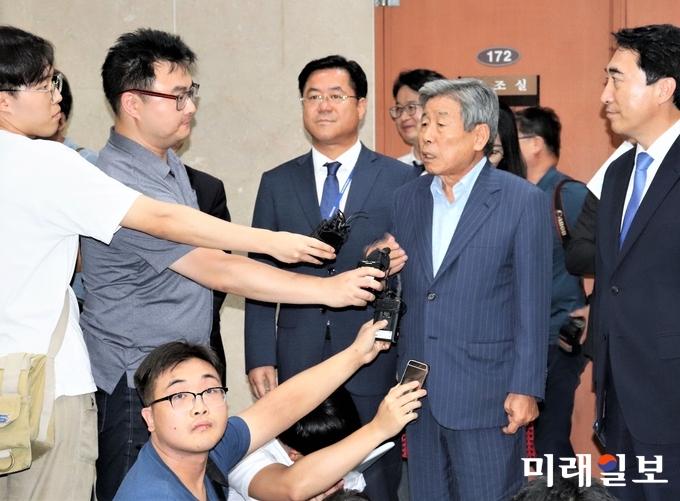 유인태 국회 사무총장이 16일 오후 국회 정론관에서 특수활동비 폐지와 관련한 입장을 발표한 뒤 기자들의 질문에 답변하고 있다./사진=김정현 기자