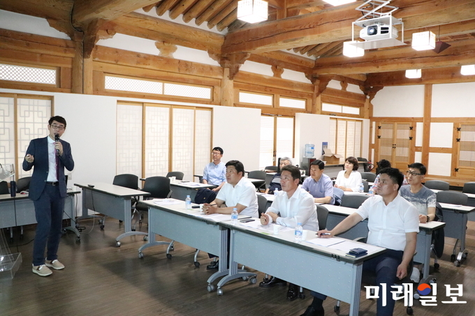 전남도의회 보건복지환경위원회(위원장 전경선)는 의원들의 전문성을 향상시키고 도민들의 눈높이에 맞는 의정활동을 위해 16일부터 17일까지 이틀간 담양군 일원에서 상임위 연찬회를 가졌다. / 사진=전남도 제공