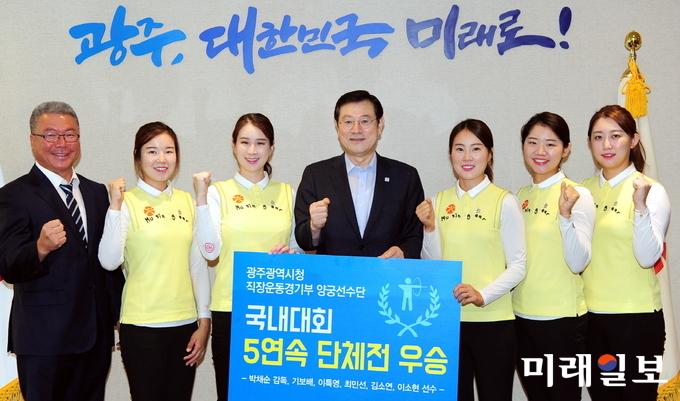 이용섭 광주광역시장이 17일 오전 시청 3층 접견실에서 한국실업양궁연맹회장배 단체전에서 우승한 광주광역시양궁선수단을 격려한 후 기념촬영을 하고 있다. 사진 왼쪽부터 박채순 감독, 최민선 선수, 기보배 선수, 이용섭 광주광역시장, 이특영 선수, 김소연 선수, 이소현 선수 / 사진=광주시 제공