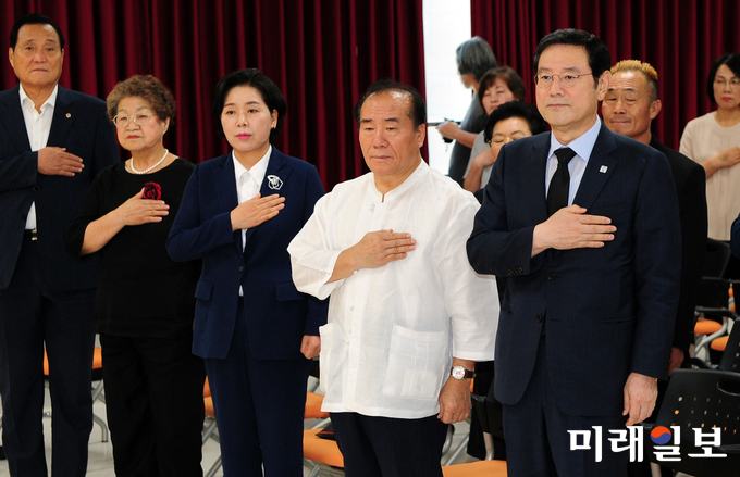 이용섭 광주광역시장이 18일 오전 동구 5·18민주화운동기록관 7층 다목적강당에서 열린 “고 김대중 대통령 서거9주기 추도식”에 참석해 국민의례를 하고 있다. / 사진=광주시 제공