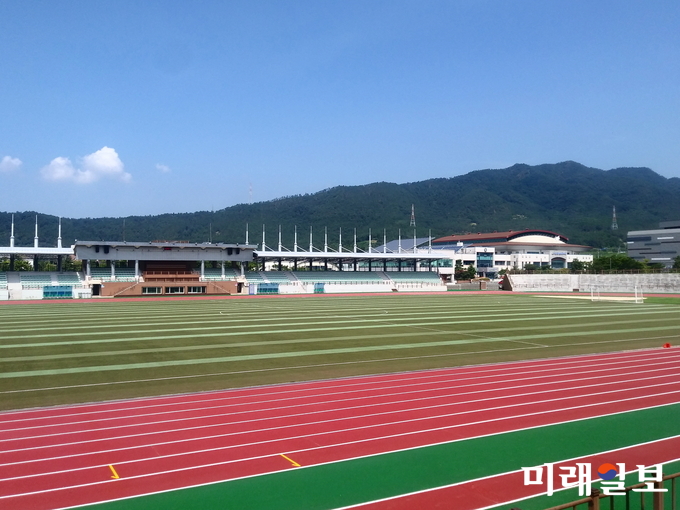 전남 강진군이 지난 1월부터 8월까지 국비 8억원을 지원받아 총 20억원의 예산을 투입해 종합운동장 우레탄 트랙교체사업과 청자축구장 인조잔디 교체사업을 실시한 종합운동장 모습 / 사진=강진군 제공