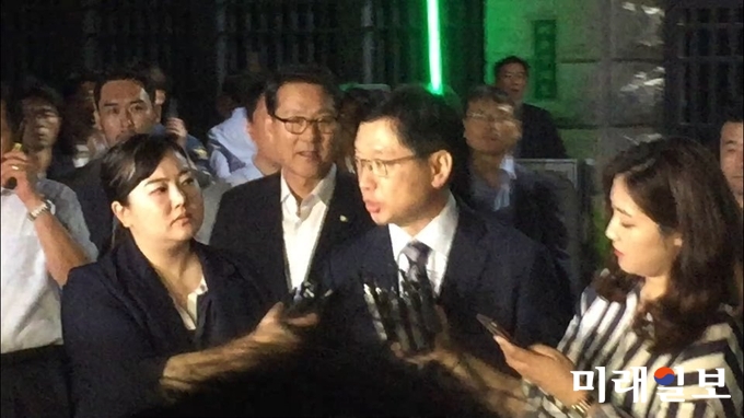 김경수 경남도지사가 18일 새벽 드루킹 공모혐의로 청구된 피의자심문(영장실질심사)이 기각되자 경기도 의왕시 서울구치소를 나서며 기자들의 질문에 답하고 있다./사진=인터넷언론인연대