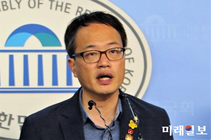 박주민 더불어민주당 의원이 20일 오전 국회 정론관에서 양승태 사법농단 특별법 통과 촉구 기자회견을 하고 있다./사진=김정현 기자