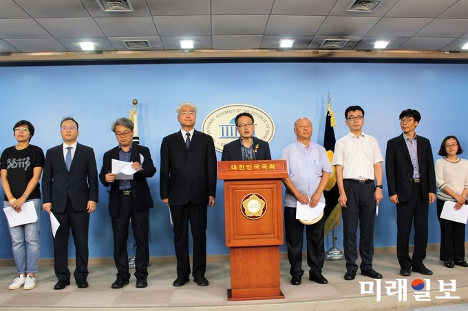 박주민 더불어민주당 의원과 시민사회 단체 관계자가 20일 오전 국회 정론관에서 양승태 사법농단 특별법 통과 촉구 기자회견을 하고 있다./사진=김정현 기자