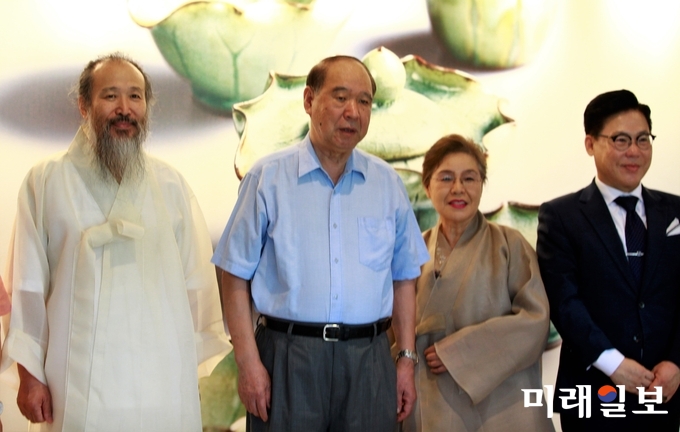 18일 오전(현지시간) 중국 절강성 황저우시 중국차엽박물관에서 열리고 있는 광주조선왕실의 도예 명장 연파 신현철 명장의 '시광여연(时光如蓮)-신현철 도예 다구전' 개막식에서 주국부(周国富) 중국국제차문화연구회 회장(왼쪽에서 두 번째)가 연파 신현철 명장 내외와 짱유화 한중차문화학회 이사장 겸 한서대학교 다예과 주임 교수와 함께 기념사진을 촬영하고 있다./사진=장건섭 기자