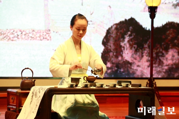 ·18일 오전(현지 시간) 중국 절강성 황저우시 중국차엽박물관에서 열리고 있는 광주조선왕실의 도예 명장 연파 신현철 명장의 '시광여연(时光如蓮)-신현철 도예 다구전' 개막식에서 중국 측 차인이 문사(文士) 차를 선 보이고 있다./사진=장건섭 기자