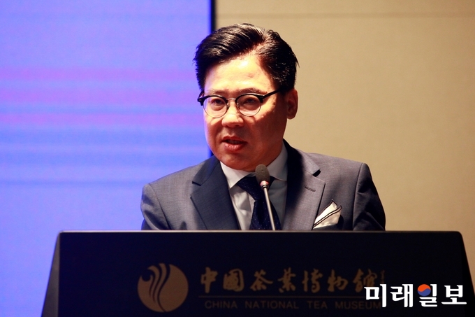 18일 오전(현지시간) 중국 절강성 황저우시 중국차엽박물관에서 열리고 있는 광주조선왕실의 도예 명장 연파 신현철 명장의 '시광여연(时光如蓮)-신현철 도예 다구전' 개막식에서 짱유화(姜育發) 한중차문화학회 이사장이 환영 인사를 하고 있다./사진=장건섭 기자