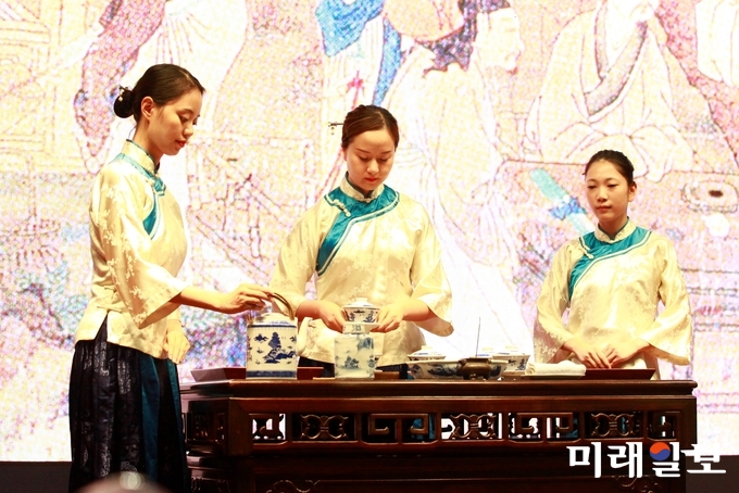 ·18일 오전(현지시간) 중국 절강성 황저우시 중국차엽박물관에서 열리고 있는 광주조선왕실의 도예 명장 연파 신현철 명장의 '시광여연(时光如蓮)-신현철 도예 다구전' 개막식에서 중국 측 차인이 문사(文士) 차를 선 보이고 있다./사진=장건섭 기자