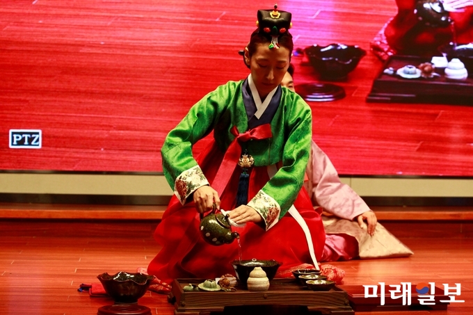 ·18일 오전(현지시간) 중국 절강성 황저우시 중국차엽박물관에서 열리고 있는 광주조선왕실의 도예 명장 연파 신현철 명장의 '시광여연(时光如蓮)-신현철 도예 다구전' 개막식에서 성미선 삼흥문화원 회원 가족들이 한국의 '추석다례(秋夕茶禮)'를 선 보이고 있다./사진=장건섭 기자