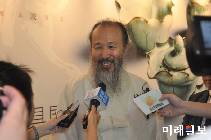 18일 오전(현지시간) 중국 절강성 황저우시 중국차엽박물관에서 열리고 있는 광주조선왕실의 도예 명장 연파 신현철 선생의 '시광여연(时光如蓮)-신현철 도예 다구전' 개막식에서 연파 신현철 명장이 중국의 현지 취재진들과 인터뷰를 하고 있다./사진=장건섭 기자