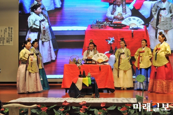 ·18일 오전(현지시간) 중국 절강성 황저우시 중국차엽박물관에서 열리고 있는 광주조선왕실의 도예 명장 연파 신현철 명장의 '시광여연(时光如蓮)-신현철 도예 다구전' 개막식에서 김복일 국제창작다례협회 회장 등이 조선왕조황실의 정취를 물씬 풍기는 한국의 '칠석다례(七夕茶禮)'를 선 보이고 있다./사진=장건섭 기자