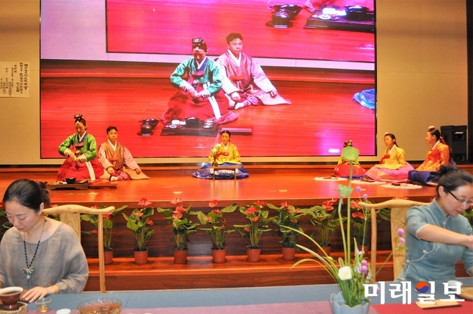 ·18일 오전(현지시간) 중국 절강성 황저우시 중국차엽박물관에서 열리고 있는 광주조선왕실의 도예 명장 연파 신현철 명장의 '시광여연(时光如蓮)-신현철 도예 다구전' 개막식에서 성미선 삼흥문화원 회원 가족들이 한국의 '추석다례(秋夕茶禮)'를 선 보이고 있다./사진=장건섭 기자